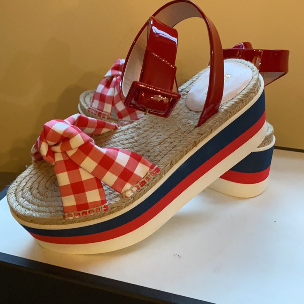 SOLD!!Gucci sandals β€οΈπ - Picture 2 of 6
